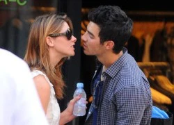 Joe Jonas "khoá môi" Ashley Greene giữa phố!