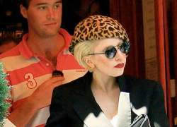 Lady Gaga &#8220;coi thường&#8221; Paris Hilton ra mặt