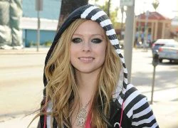 Avril Lavigne chính thức "manh động" sau 3 năm "mất hút"