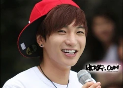 Lee Teuk (SuJu) chơi "trốn tìm" với fans bằng... ảnh