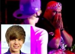 Justin Bieber bị fan trung tuổi "tấn công" trên sân khấu