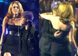 Justin Bieber và Miley Cyrus quá sức tình củm trên sân khấu