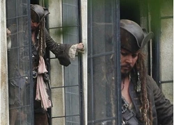 Bất ngờ khi thuyền trưởng Jack Sparrow "nhảy lầu"