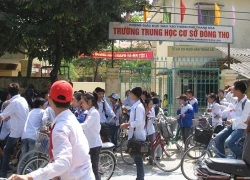 Nữ sinh đánh bạn học ngay cổng trường rồi lăng mạ người đi đường