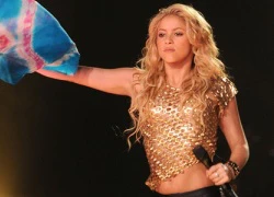 Shakira khoe chân dài trên sân khấu