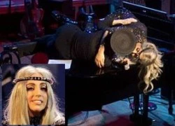 Lady GaGa và vợ huyền thoại John Lennon "lăn lê" trên piano