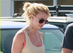 Britney Spears "xăm" chằng chịt lên cổ