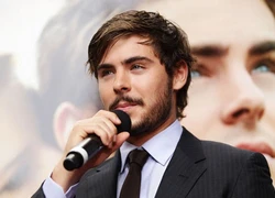 Zac Efron "phi thân" qua cửa sổ để... trốn fans