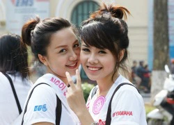 Miss Teen diện váy ngắn xuống phố