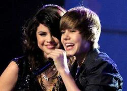 Justin Bieber và Selena Gomez công khai hẹn hò