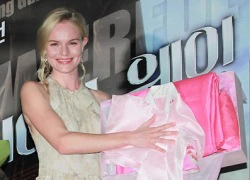 Kate Bosworth "tròn mắt" khi được tặng Hanbok