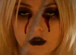 Taylor Momsen gây shock khi khóc ra... máu