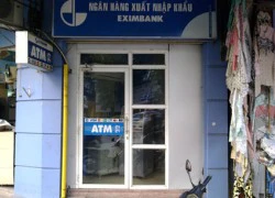 Liều lĩnh trộm tiền tại cây ATM giữa Hà Nội