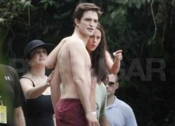 Pattinson và Stewart khoe bikini, ngực trần