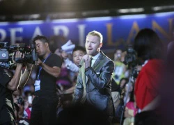 Ronan Keating gây ấn tượng mạnh khi lao thẳng xuống khán giả Việt