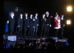 Mưa lạnh đúng concert, Super Junior tê cóng và "thi nhau" trượt ngã