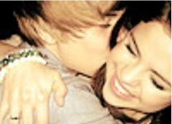 Selena Gomez và Justin Bieber hôn nhau ngoài phố!