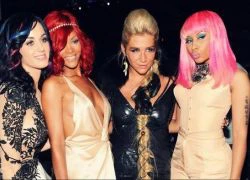 Ke$ha vẫn thản nhiên dù bị Rihanna "đá đểu"