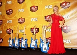 Taylor Swift trắng tay, Carrie Underwood thắng giòn rã