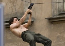 Tom Cruise tung ảnh lộ ngực trần "phi thân"