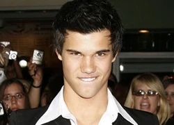 Taylor Lautner suýt bị fans "làm thịt"!