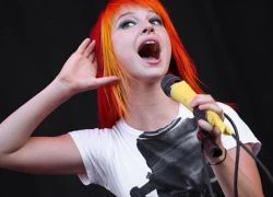 Sau scandal lùm xùm, Paramore chiêu mộ "tạm" 2 thành viên