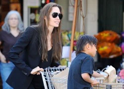 Angelina Jolie "đánh lẻ" shopping cùng Pax Thiên