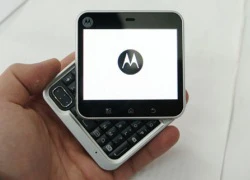 &#8216;Dế vuông&#8217; Motorola Flipout giá 7,5 triệu đồng tại Việt Nam