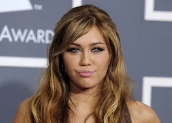 Miley Cyrus suýt lộ ngực tại Grammy 2011