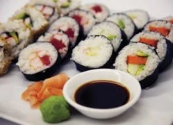 Cuốn sushi thật dễ với dụng cụ độc đáo