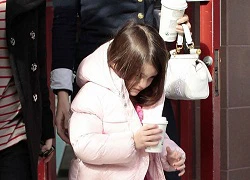 Suri Cruise xỏ boot hồng xinh xắn