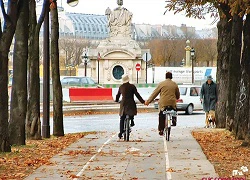 Paris có gì lạ không em?