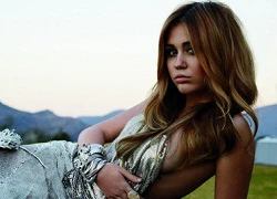 Miley Cyrus khoe môi hồng căng mọng