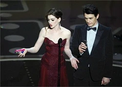 Anne Hathaway thay váy 8 lần trong đêm Oscar