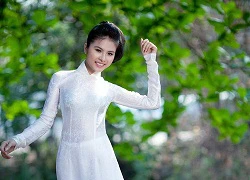 Vân Trang e ấp với áo dài trắng