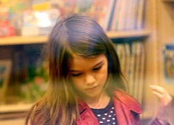 Suri Cruise ngượng ngùng trên phố