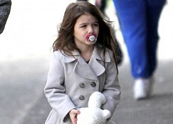 Suri Cruise vẫn còn ngậm núm vú giả