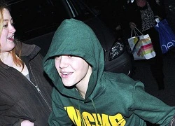 Justin Bieber tụt quần vì chạy trốn fan