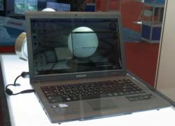 Laptop Samsung dùng màn hình trong suốt