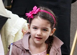 Suri Cruise xinh xắn với đồ màu hồng