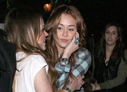 Miley "kêu oan" với bố về vụ say xỉn của mình