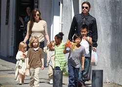 Jolie-Pitt đưa các con đi chơi phố