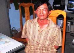 Tài xế cạnh tranh bằng chiêu&#8230; ném đá