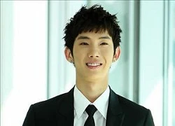 Jokwon (2AM) ngã khỏi sân khấu khi đang diễn