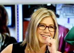 Jennifer Aniston làm đạo diễn phim ngắn