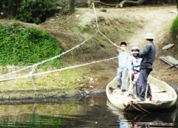 'Đu dây' qua sông ở ngay Hà Nội