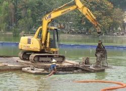 Hà Nội: Dùng gầu máy vét bùn hồ Gươm: Lo cho môi trường sống của cụ Rùa