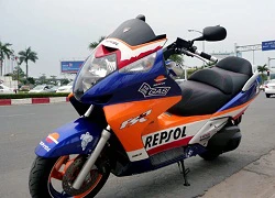 Honda Silver Wing khoác 'áo' Repsol ở Sài Gòn