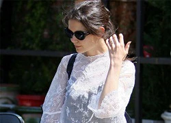 Katie Holmes mặc áo mỏng xuyên thấu và đầu bù ra đường