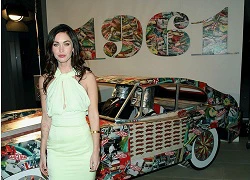 Megan Fox khoe dáng bên xế lạ